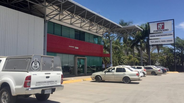 Muere empleado al caerle metal en El Diez