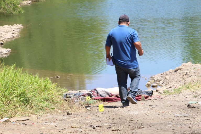 Entre cobijas y bolsas lo reportan a balazos en el río Humaya