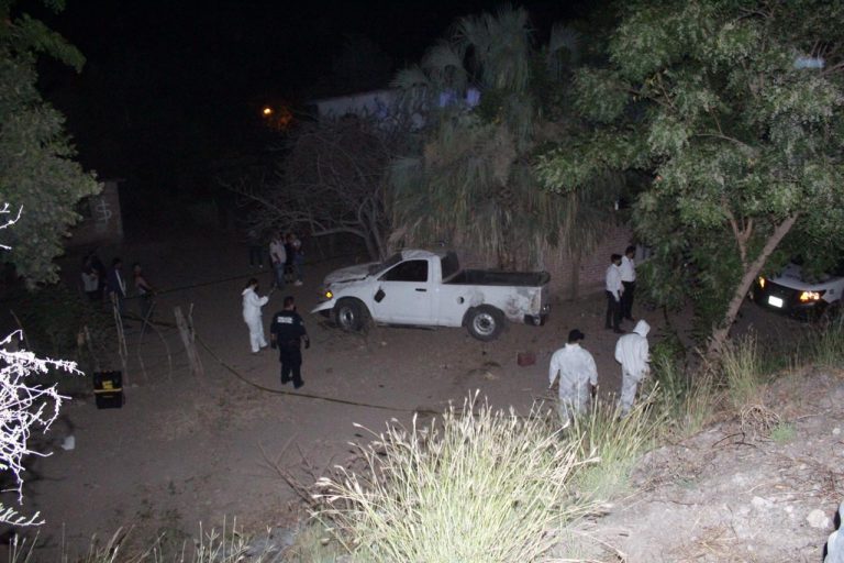 Se reventó una llanta al auto y fallece tras impactarse contra un árbol