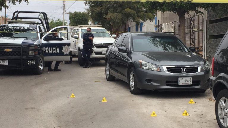 Le balean el auto; se presume fue su expareja