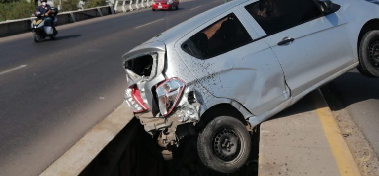 Se salva joven de caer al vacío en el puente a desnivel