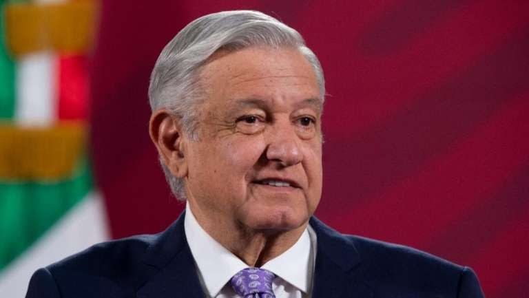 Cumplimos con los maestros: AMLO los felicita en su día