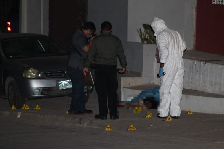 Estaba sentado en la banqueta junto a su hija; lo ejecutan