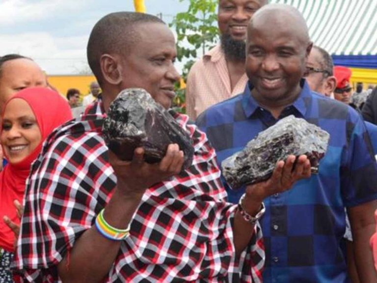 Minero encuentra piedras, las vende y se vuelve millonario