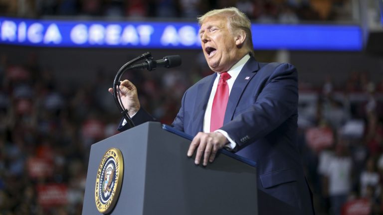 Donald Trump suspende visas H-1B y otros permisos de trabajo para extranjeros