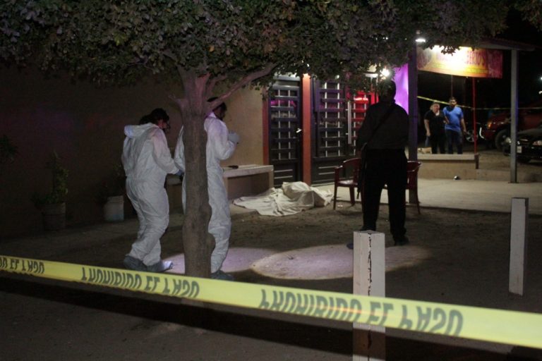 Lo ejecuta sujeto solitario con una AR-15