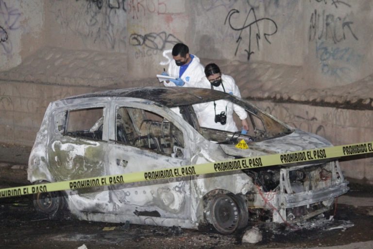 En un auto queman a hombre en Culiacán