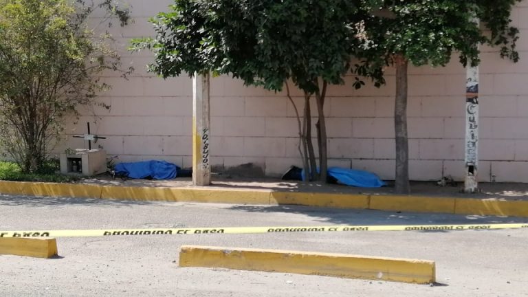 Ejecutan a dos jóvenes en una gasolinera al sur de Culiacán