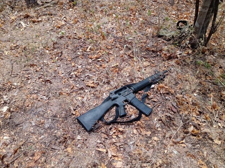 BOMU asegura arma de uso exclusivo del Ejército y equipo táctico