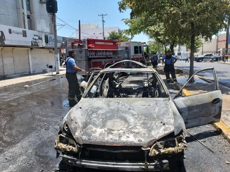 Se incendia automóvil en el Centro de Culiacán