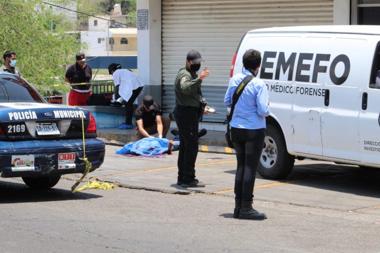 Con ‘cuerno de chivo’ asesinan a joven en expendio de Culiacán