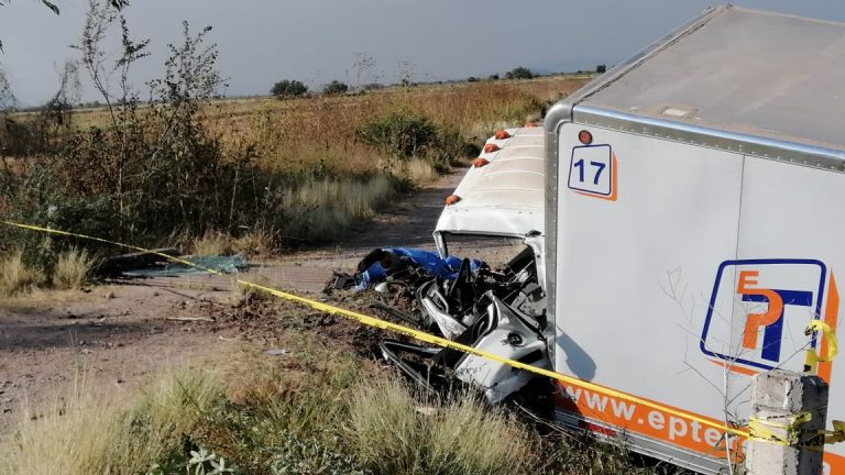 Vuelca camión en Maxipista; hay dos fallecidos