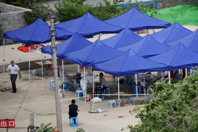 Pekín vuelve a encerrarse; cierra escuelas y aeropuertos por rebrote