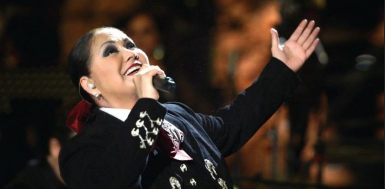 Ana Gabriel celebra estrella en el Paseo de la Fama de Hollywood