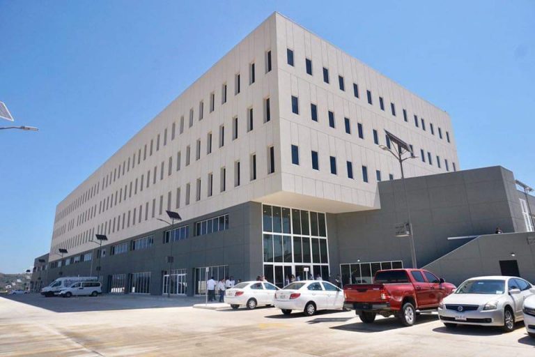 Hospitales llenos y funerarias a máxima capacidad: gobernador de Nayarit