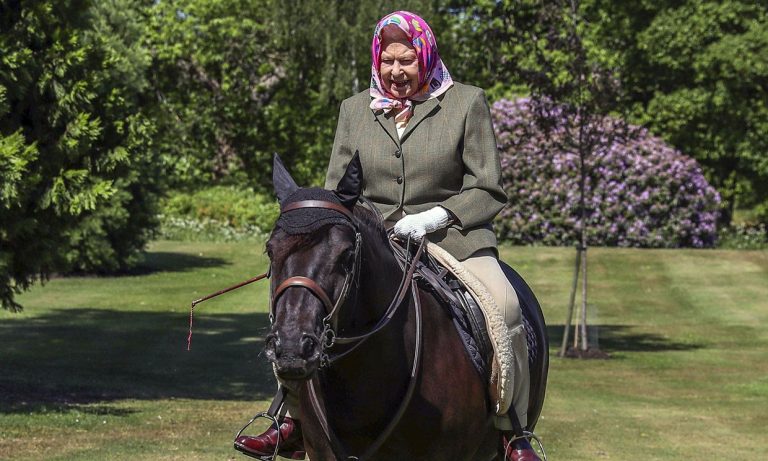 Tras la cuarentena y a sus 94 años, aparece la reina Isabel en poni