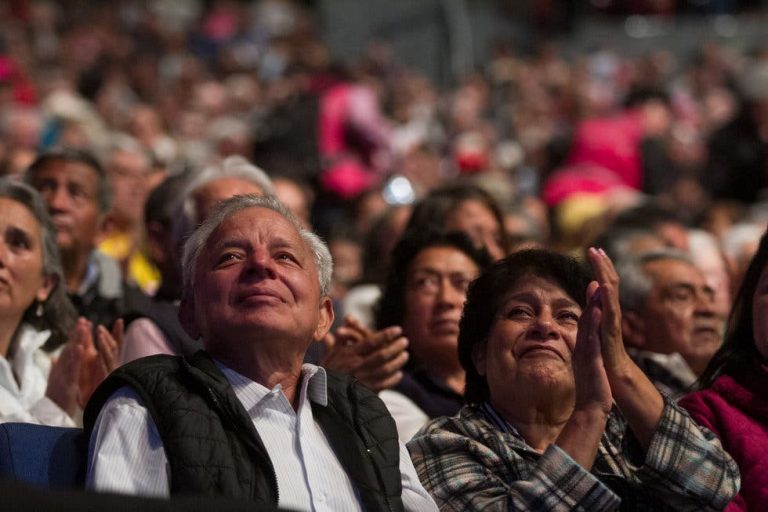 Perfila el mundo más personas mayores y menos niños