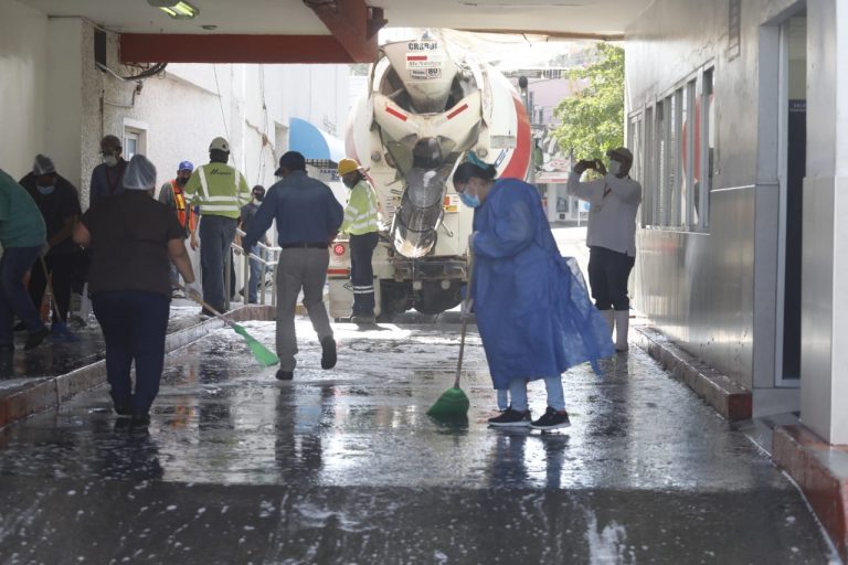 Sanitizan hospitales generales en Sinaloa