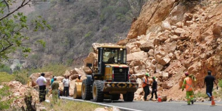 Suman 7 muertos tras sismo de 7.5 en Oaxaca