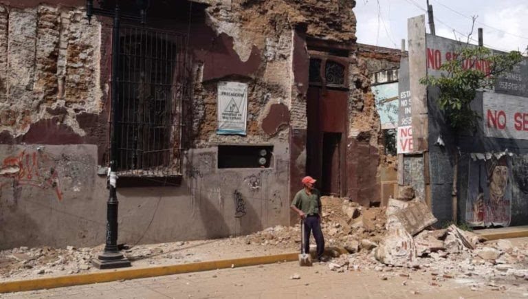 Sismo deja 2 muertos en Oaxaca; hay otras 15 personas atrapadas bajo escombros