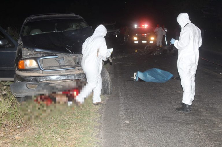 Chocan dos motos de frente contra camioneta; dos muertos y un herido en Eldorado