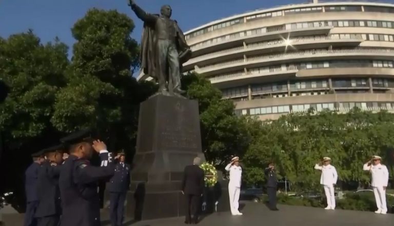 Coloca López Obrador ofrendas en monumentos de Juárez y Lincoln en EU
