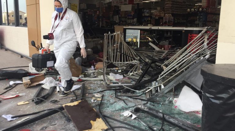 Con una grúa abren supermercado para sustraer cajero automático