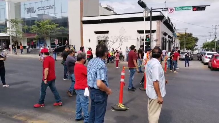 Comerciantes bloquean la Obregón en Culiacán