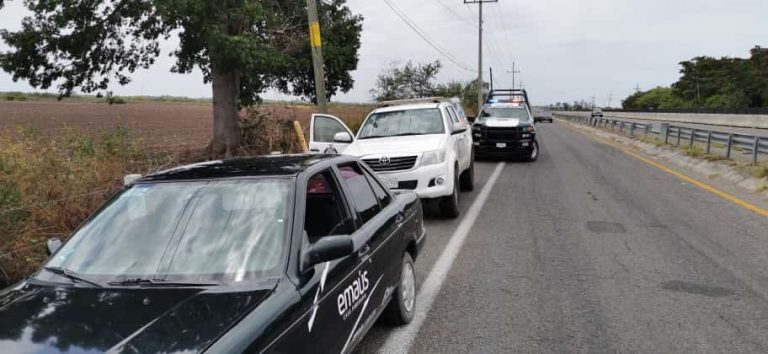 Cadáver con aparente vestimenta de soldado aparece debajo de un árbol