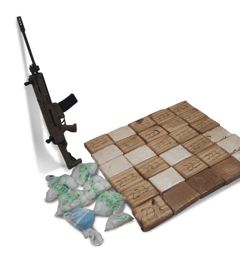 Abandonan camioneta con arma y droga tras persecución