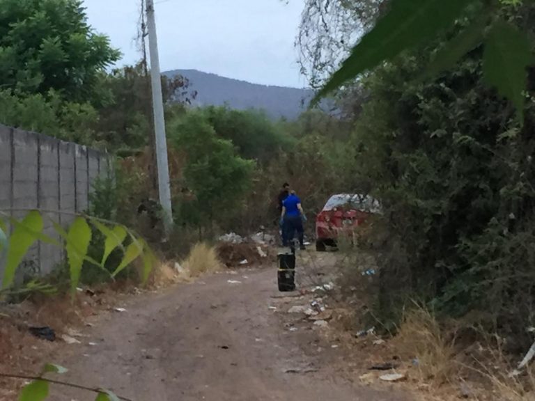 Encuentran cadáver sobre auto en El Ranchito