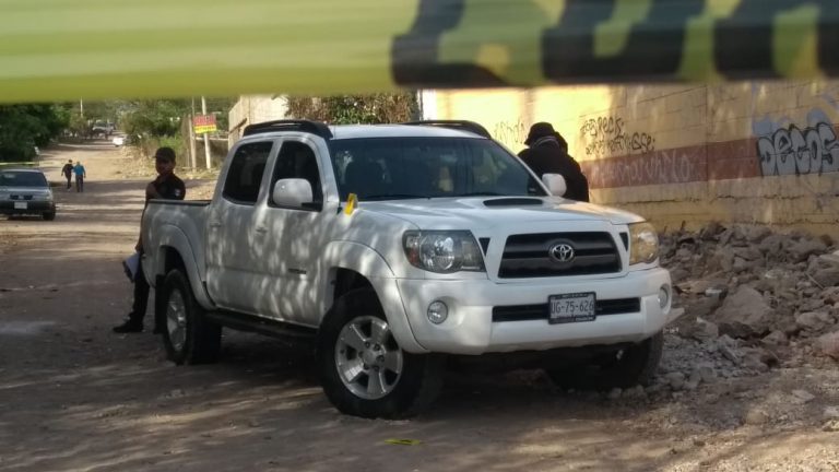 Atado con una cuerda a asiento estaba muerto en una camioneta