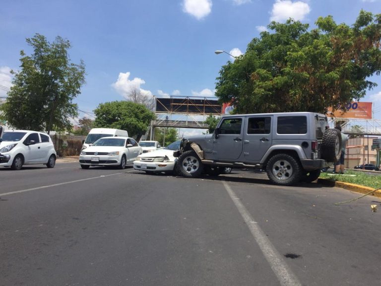 ¡Cero y van dos! Salen ilesos tras carambola en el Lola Beltrán