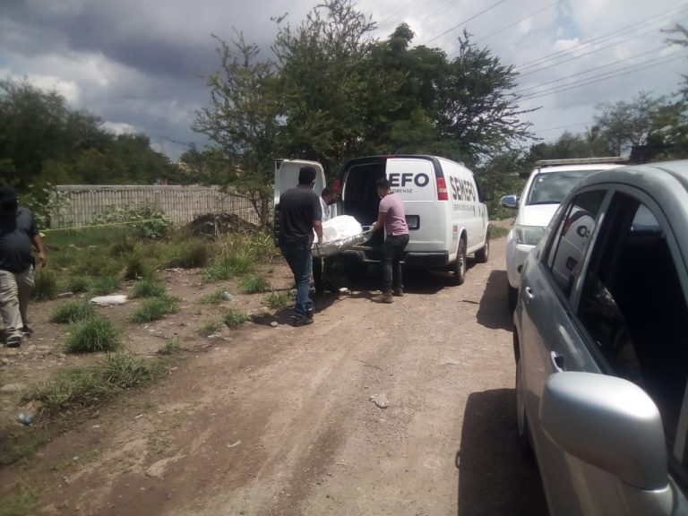 Niños jugaban en un arroyo, encuentran un cadáver