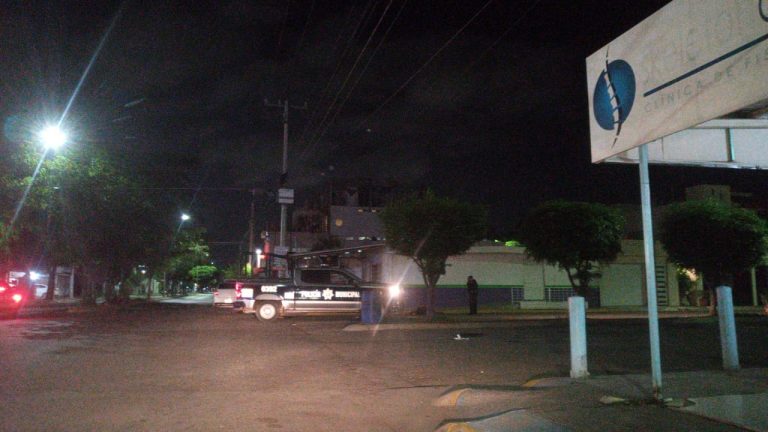 Balean sujetos a joven en ambas piernas