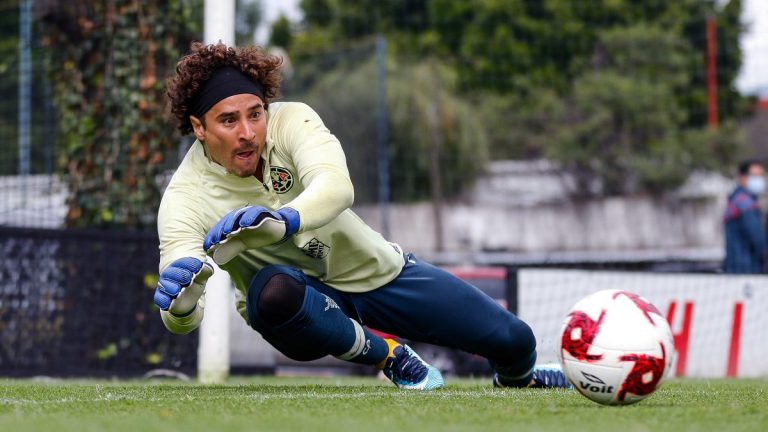 Memo Ochoa cumple 35 años y va por su quinto Mundial