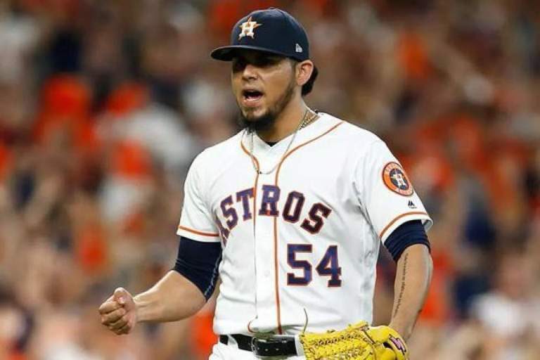 Roberto Osuna consigue su primer salvamento con Astros