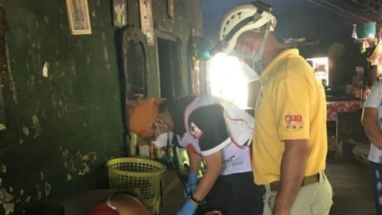 Rescatan en la sierra a mujer para atención médica