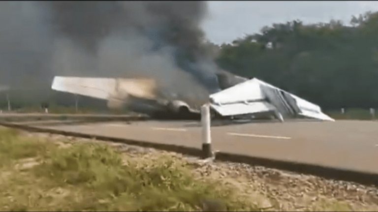 Se incendia avioneta en carretera de Quintana Roo (videos)