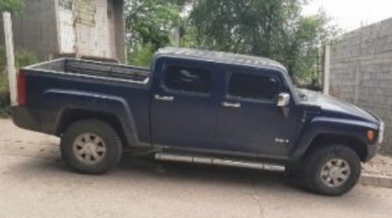 Decomisan una hummer, droga y otros autos de lujo