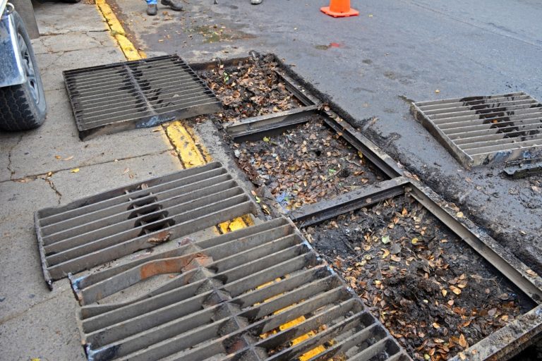 Salen desechos, lodo y otros objetos tras lluvias en Culiacán