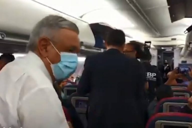 Agentes de EU escoltan a AMLO para que baje del avión (video)