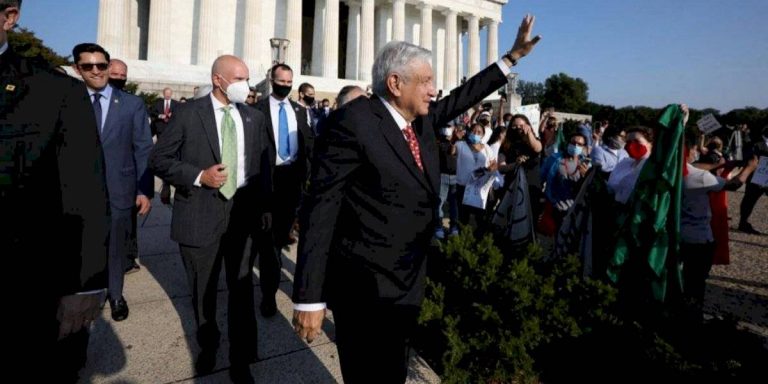 Sin cubre bocas AMLO, entre porras y protestas en EU