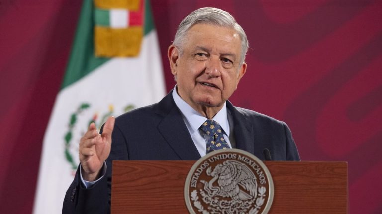 Aprobación de AMLO baja a 56% a dos años de su triunfo