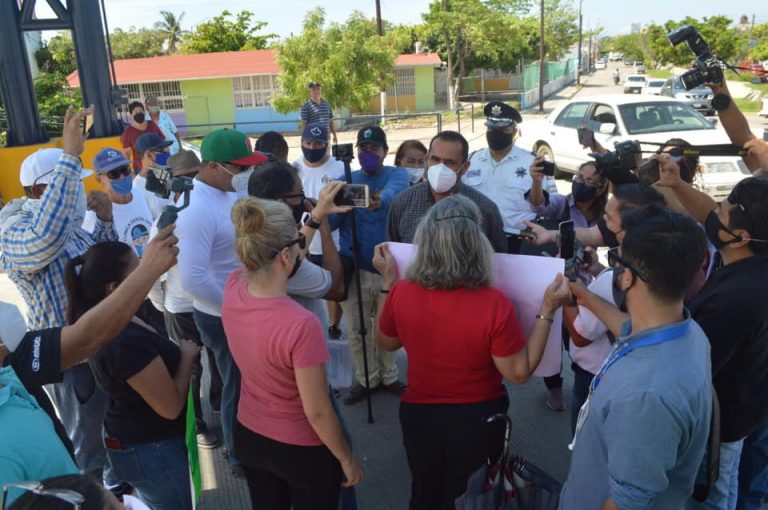 Bloquean la Rafael Buelna de Mazatlán en demanda de pavimento