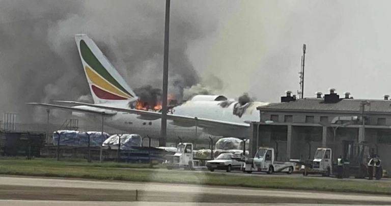 Un avión se incendia en aeropuerto de China