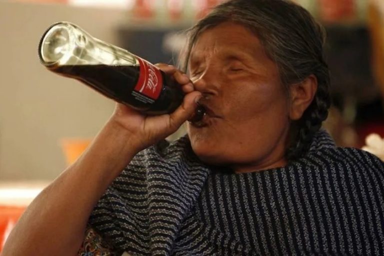 Refrescos debilitan sistema inmune ante COVID-19: ONG