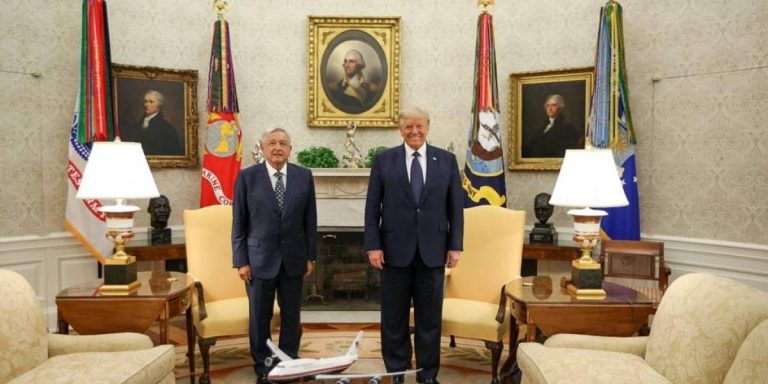 Sin saludo de mano, el primer encuentro de AMLO y Trump