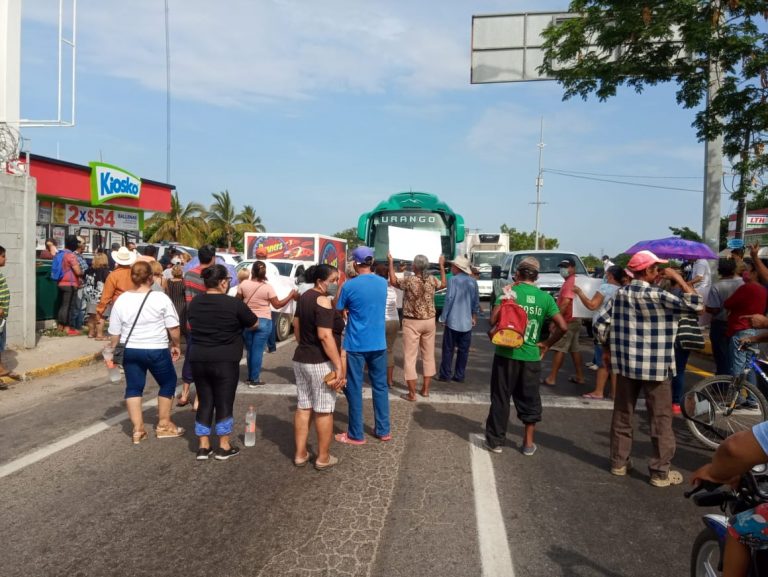 Bloquean la México 15; quieren a síndico de Villa Unión