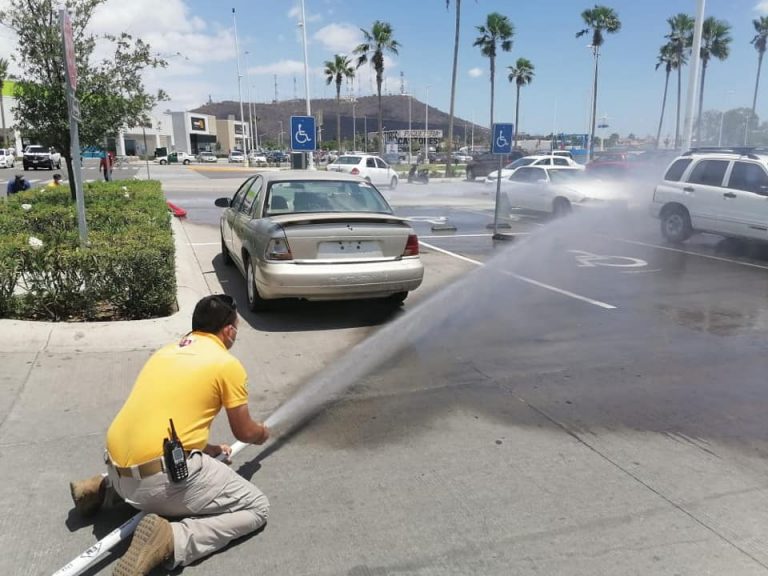 Sofocan fuego de auto en plaza comercial de Los Mochis